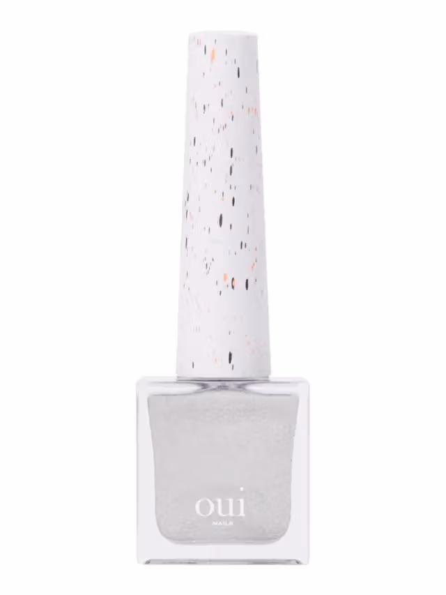 日焼け肌にこそ映える!「ホワイトクロームネイル」の魅力とセルフでのつくり方