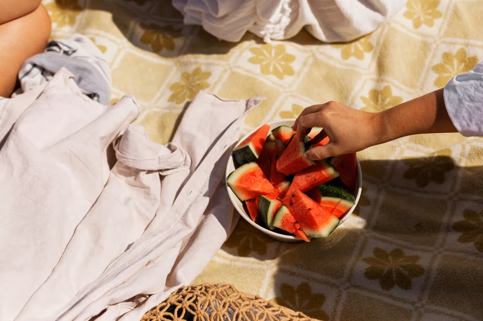 カロリー控えめで水分補給にも。夏の定番、スイカの栄養と健康効果