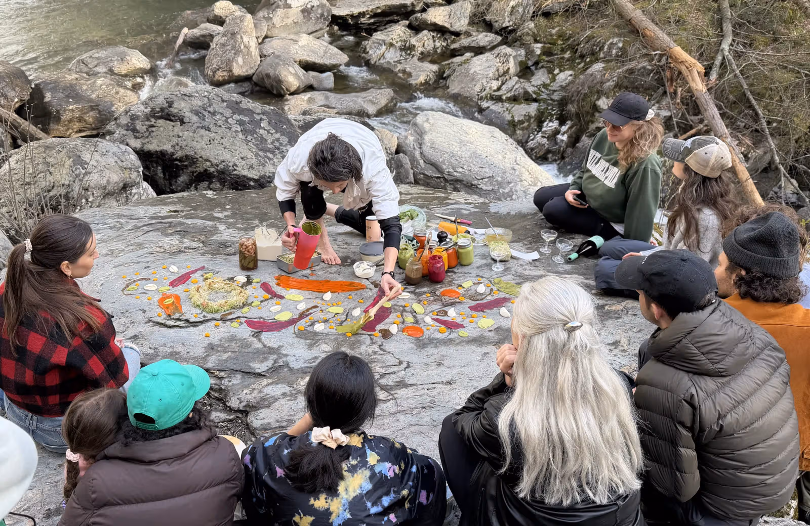 從瀑布岩石到海中晚宴:一群藝術家正把大地變成餐桌