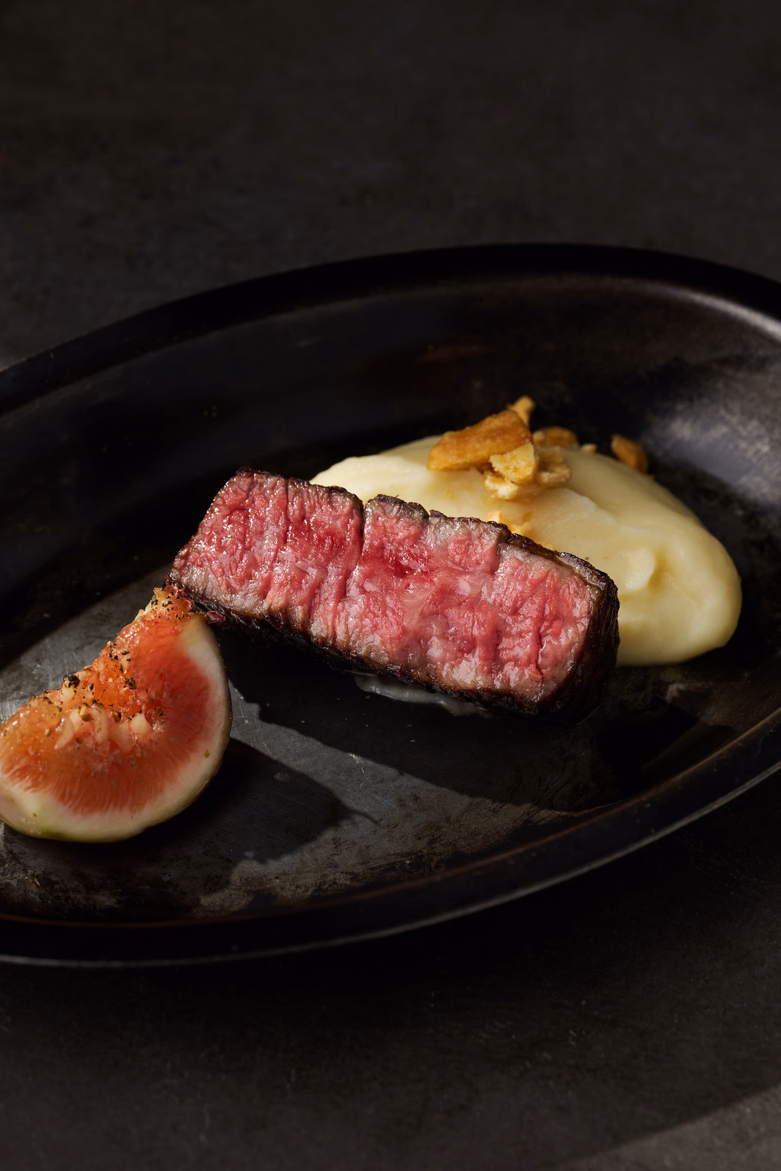 "Hiyori shell-cut steak with rice smoke" combines wagyu with rice-smoked aroma.