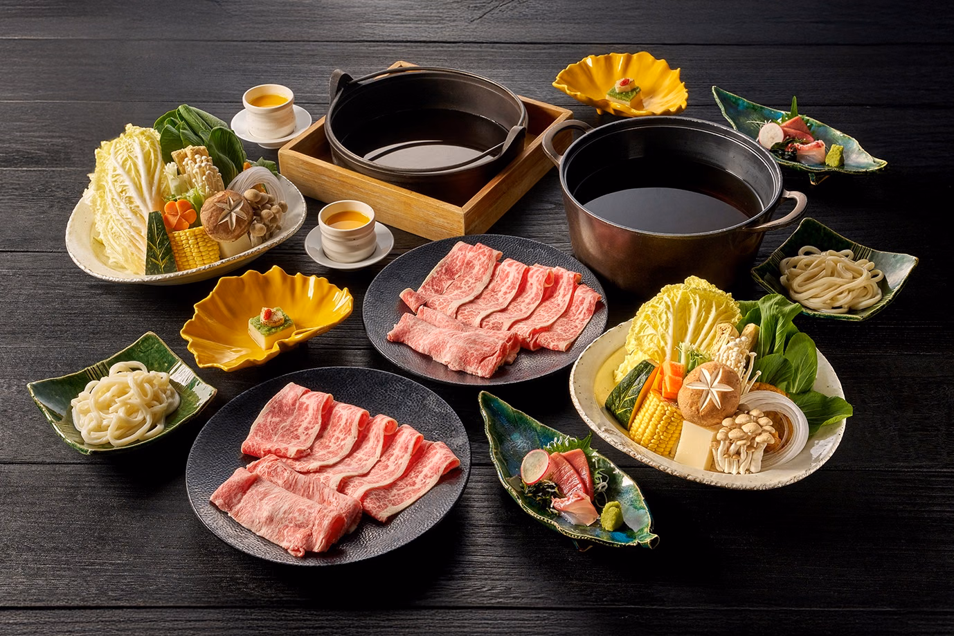 칭산 일식(晴山日本料理)의 일본식 샤브샤브 2인 세트, 다양한 소고기와 전골 식재료를 곁들입니다.