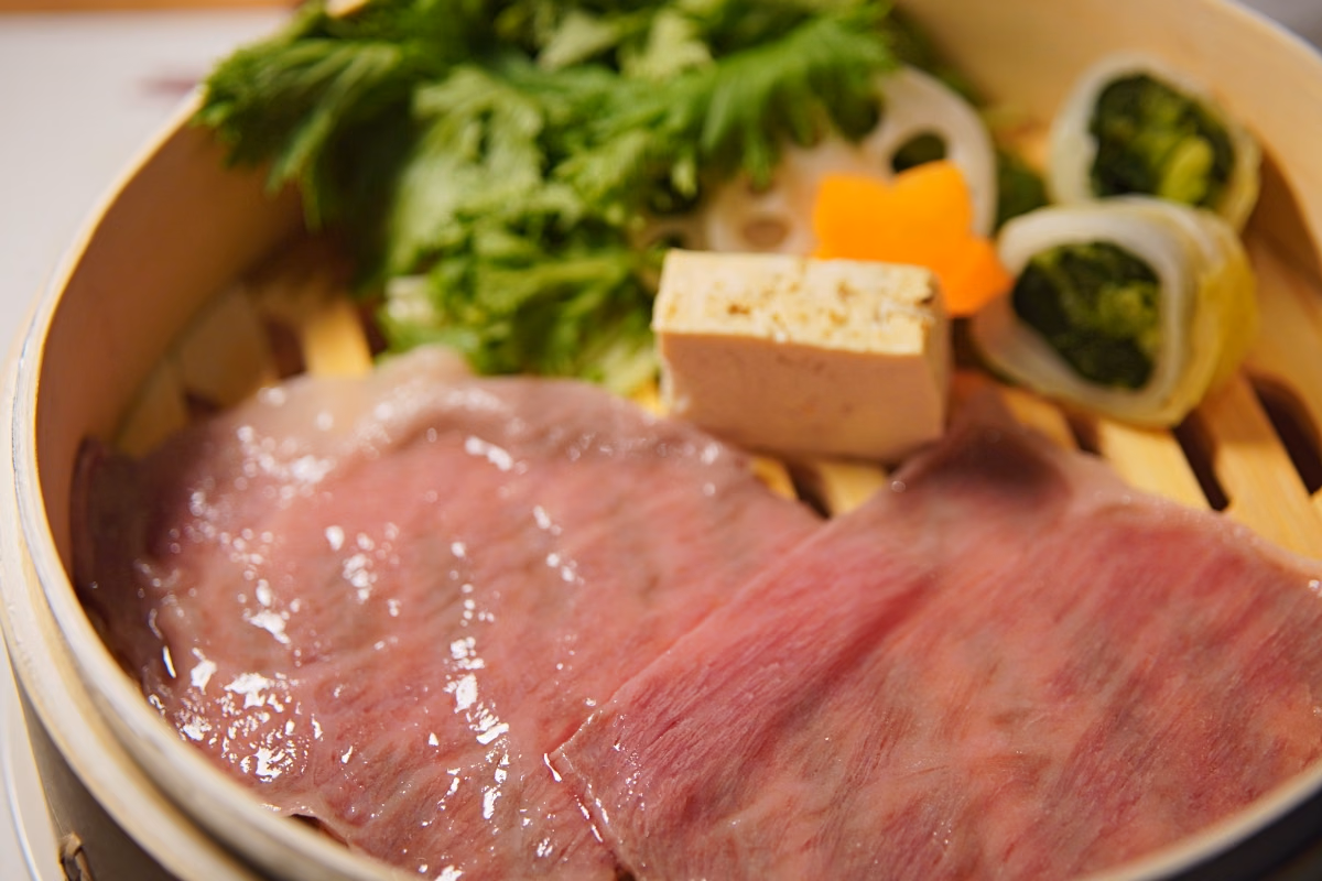 蒸籠と野菜を用いた和牛のもう一つの調理法を提示する。