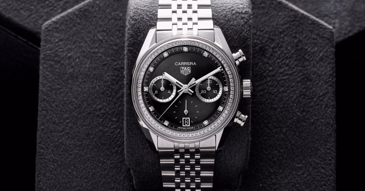 TAG Heuer Carrera 黑色表盘、银色计时盘与钻石时标细节。