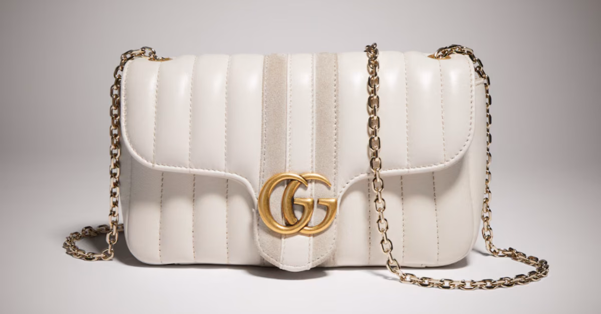 Jetset GG Marmontバッグの白いボディ、ダブルGの金具、チェーンストラップのディテール。