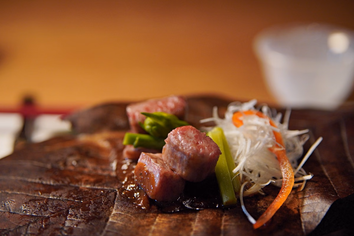 朴葉と味噌を組み合わせた和牛の秋の料理。