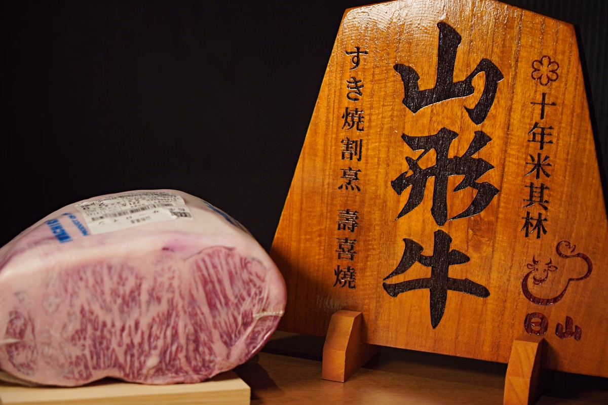 山形牛の食材とレストランの展示、一頭の牛から複数部位を見せるメニューのテーマに呼応する。