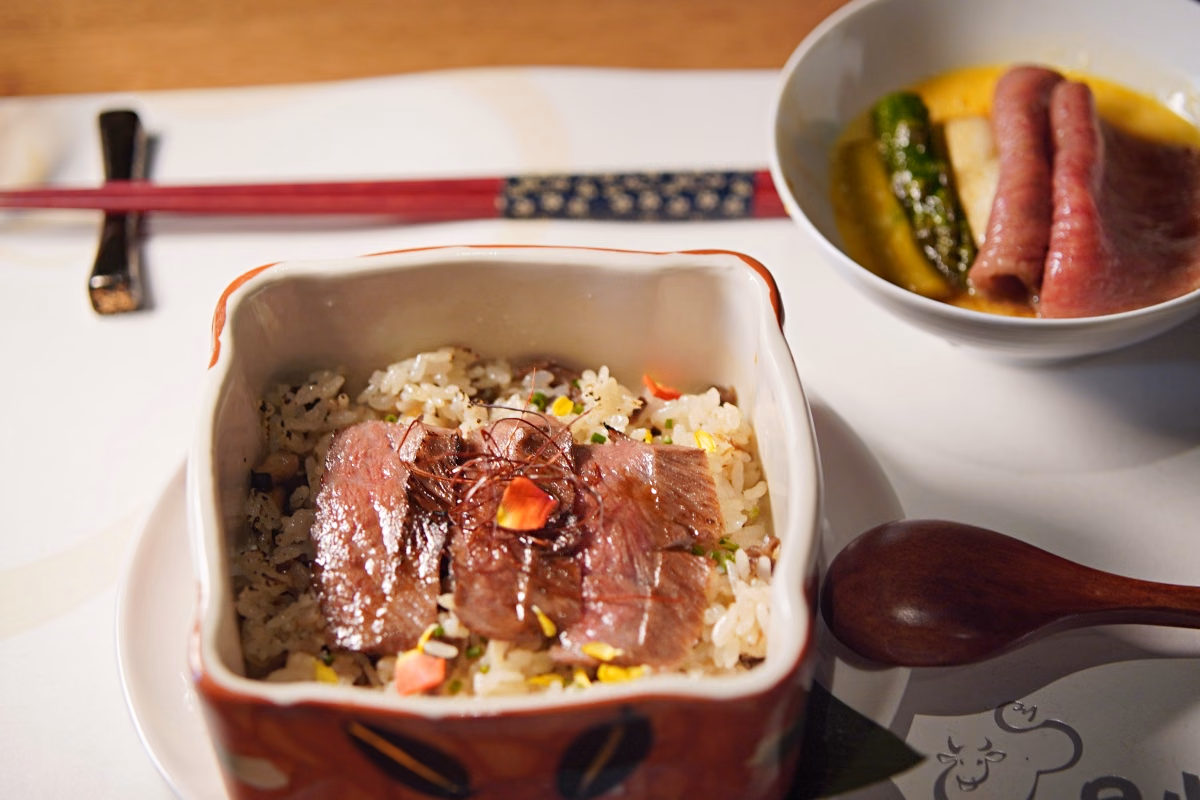和牛と米飯が秋のメニューの食事の流れを続ける。