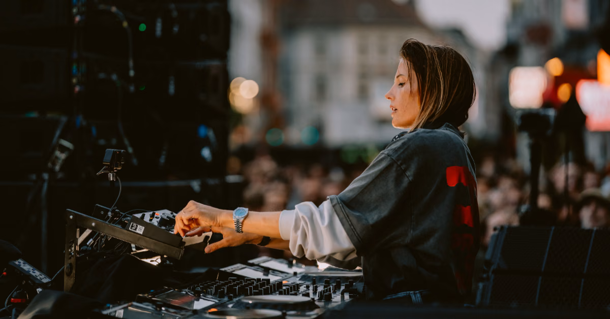 Charlotte de Witte在混音台前工作