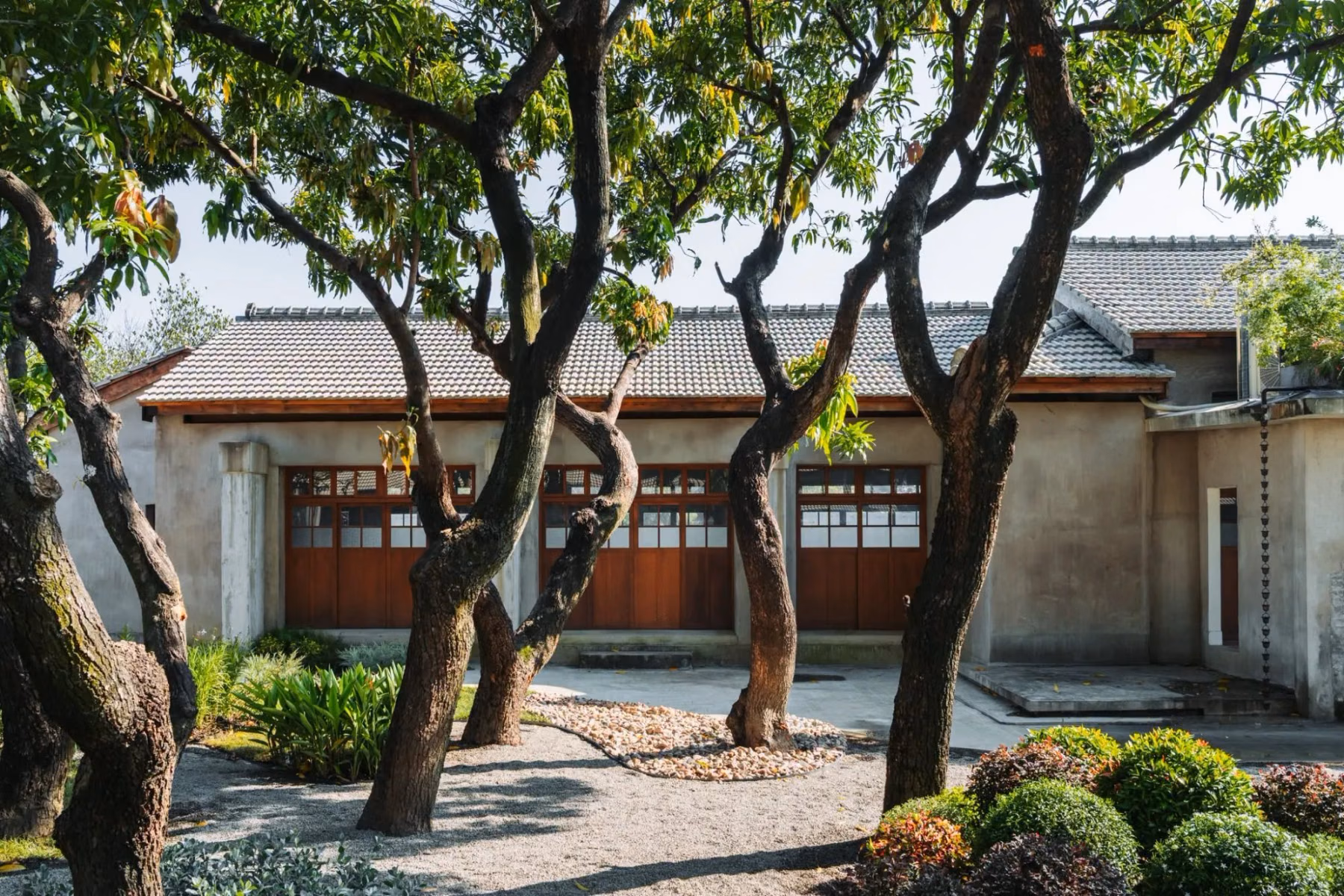 ทางเดินโค้งต่อเนื่องและกำแพงสีขาวใน Xingcun