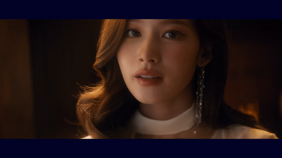ภาพระยะใกล้ของการโฆษณาออนไลน์ของ Sana ในเวลากลางคืน