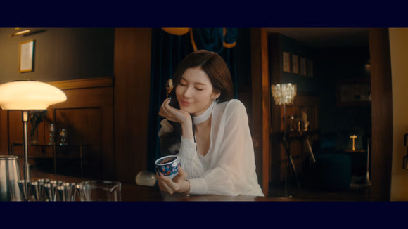 ภาพโฆษณาของ Sana ในฉากในร่มที่มีแสงน้อย