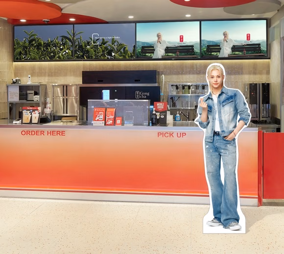 จัดแสดงร้านค้าของ Felix และคนอื่นๆ