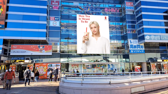 ภาพ Felix Gong Cha บนป้ายโฆษณาขนาดใหญ่