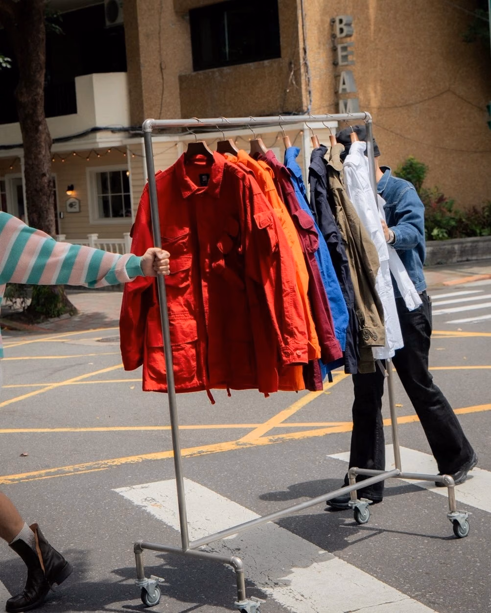 จัดแสดงเสื้อผ้าคอลเลกชันกลางแจ้ง