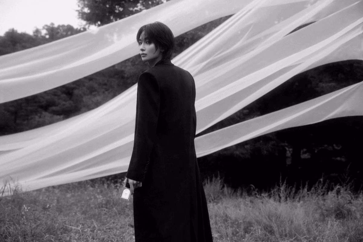 Jeonghan in a black-and-white outdoor SW19 campaign image