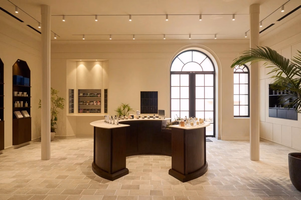 SW19 interior display table and windows
