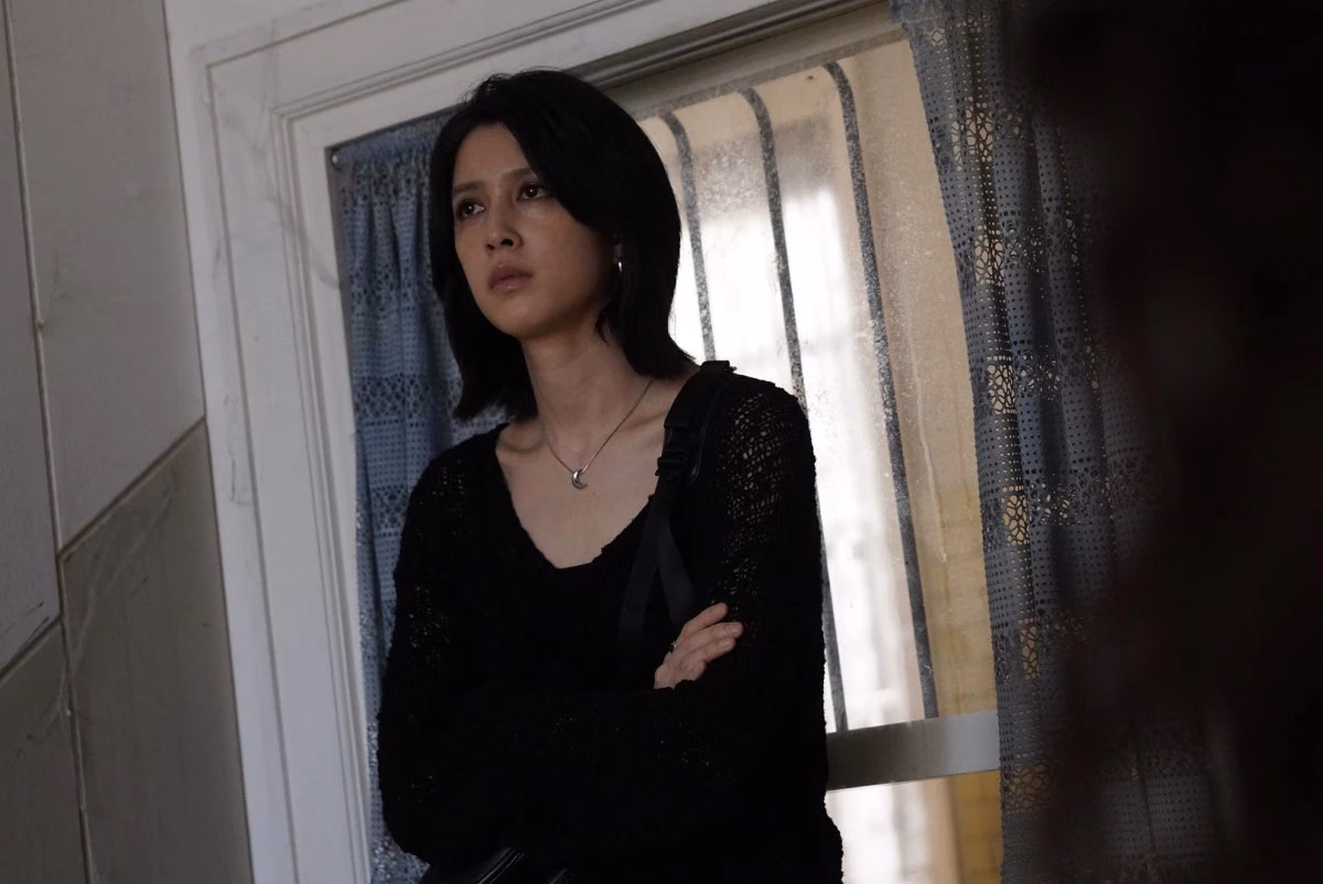 ภาพนิ่งตัวละครหญิงยืนในอาคารจาก The Evil Inside