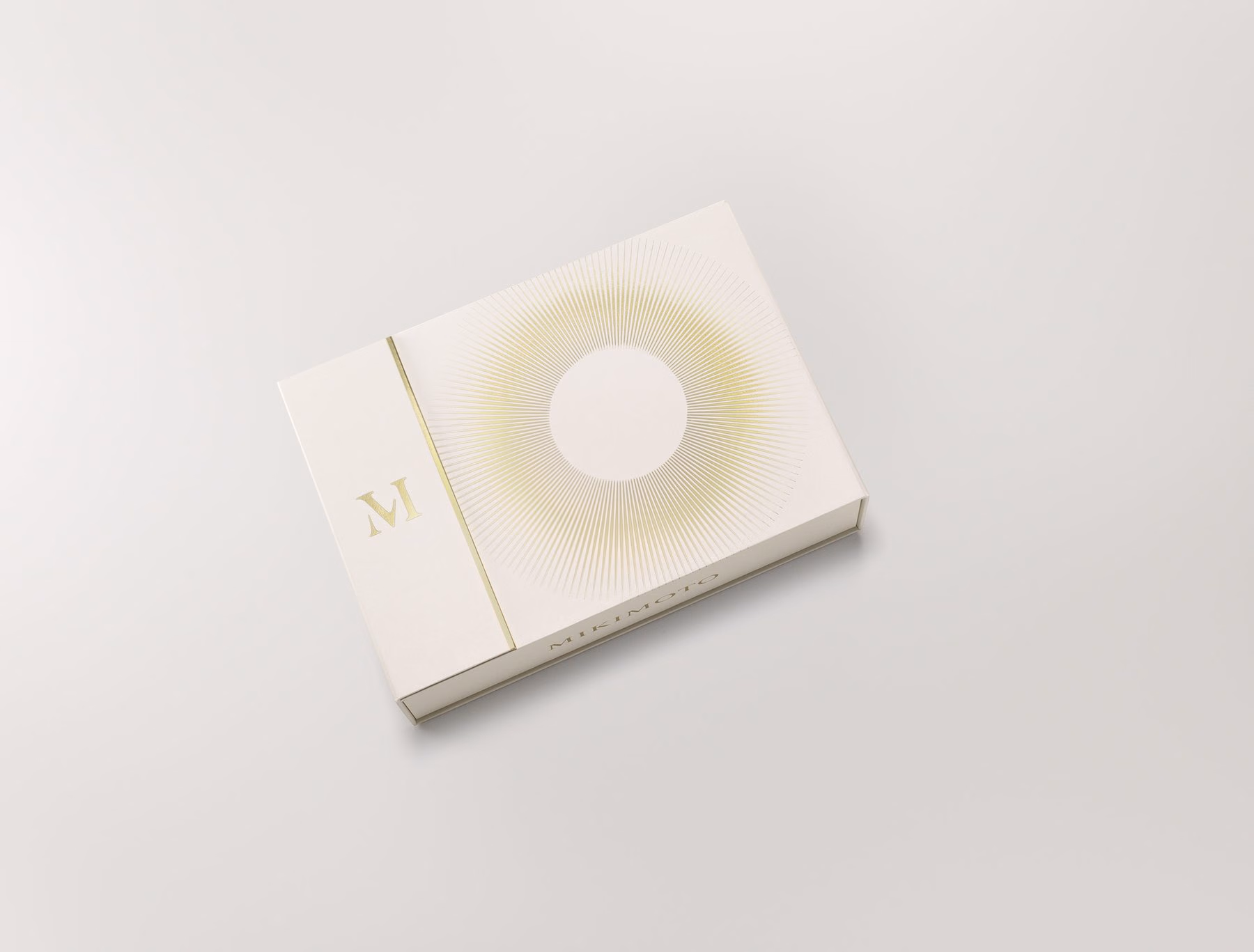 ภายนอกกล่องของขวัญสีขาว MIKIMOTO BEAUTY