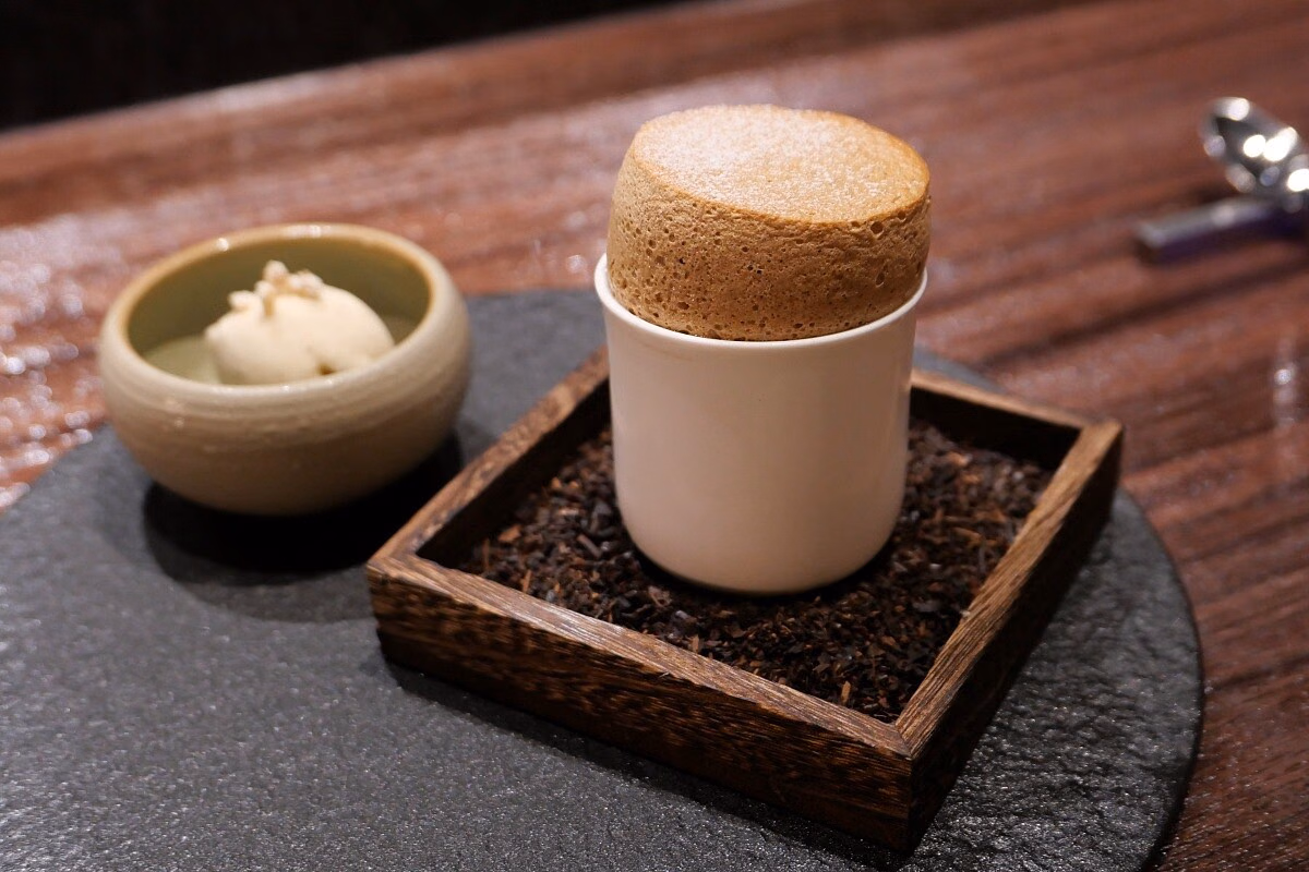 SHOWEIのタピオカミルクティースフレと添えられた冷菓