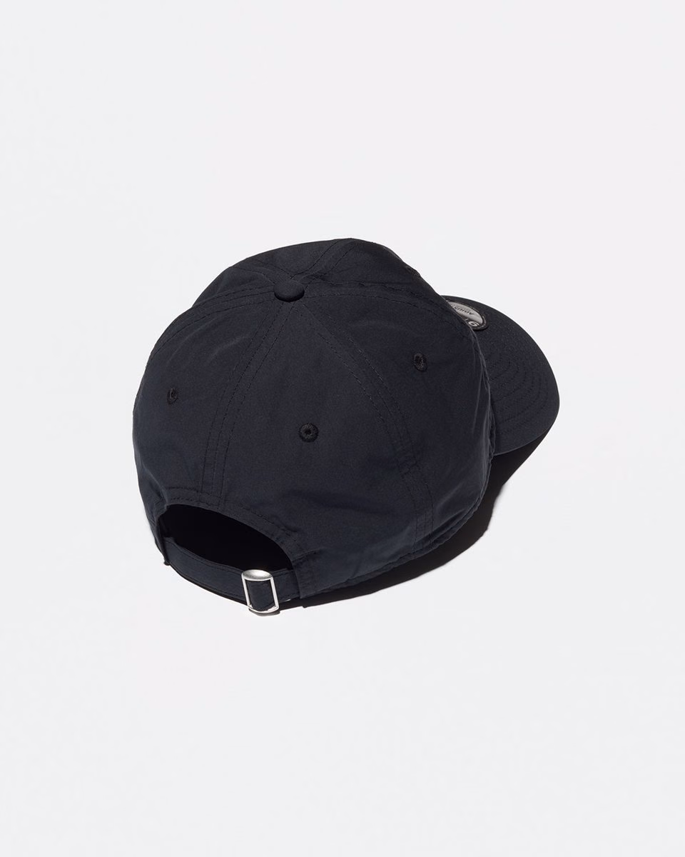 黒い9TWENTYキャップの後ろの開口部、ストラップ、金属バックル