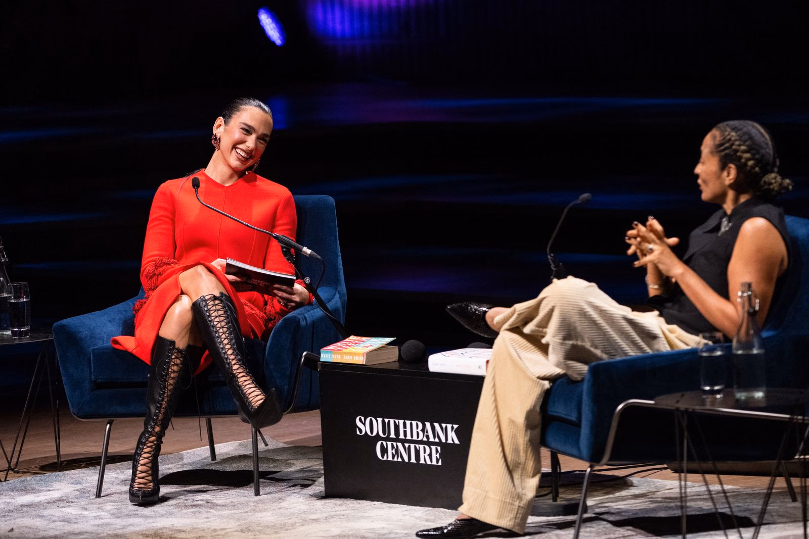 Dua Lipa และ Zadie Smith สนทนาบนเวที Royal Festival Hall