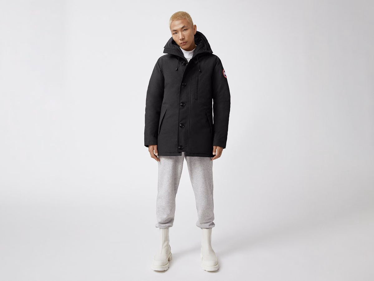 검정 후드 코트·회색 바지·흰 부츠의 Canada Goose 스타일 사진으로 매장 재고 보장은 아님