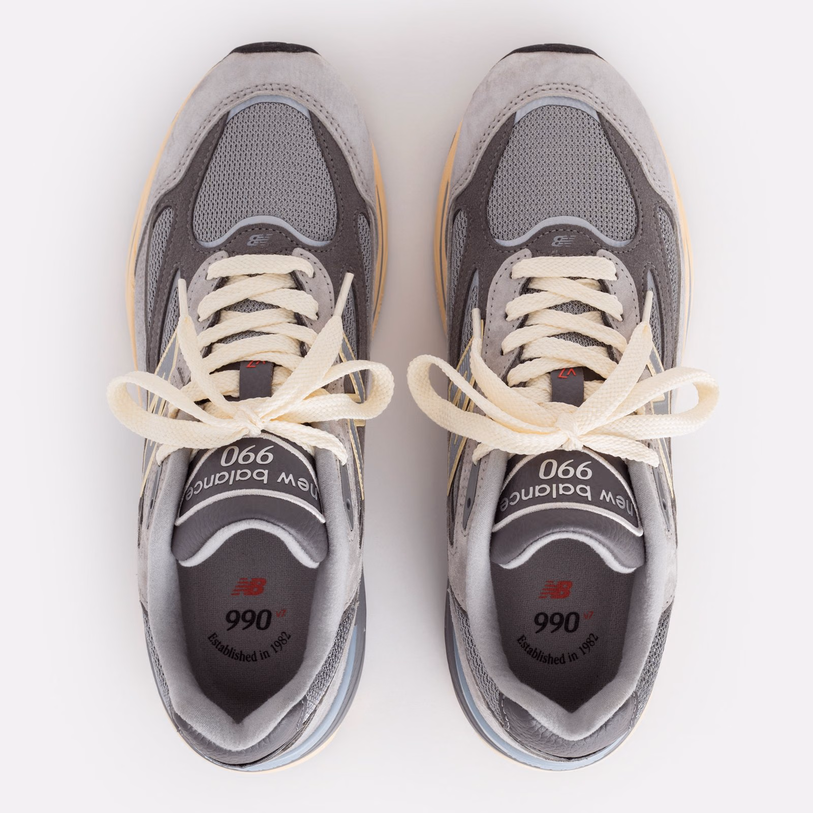 990v7 สีเทาหนึ่งคู่มองจากด้านบน