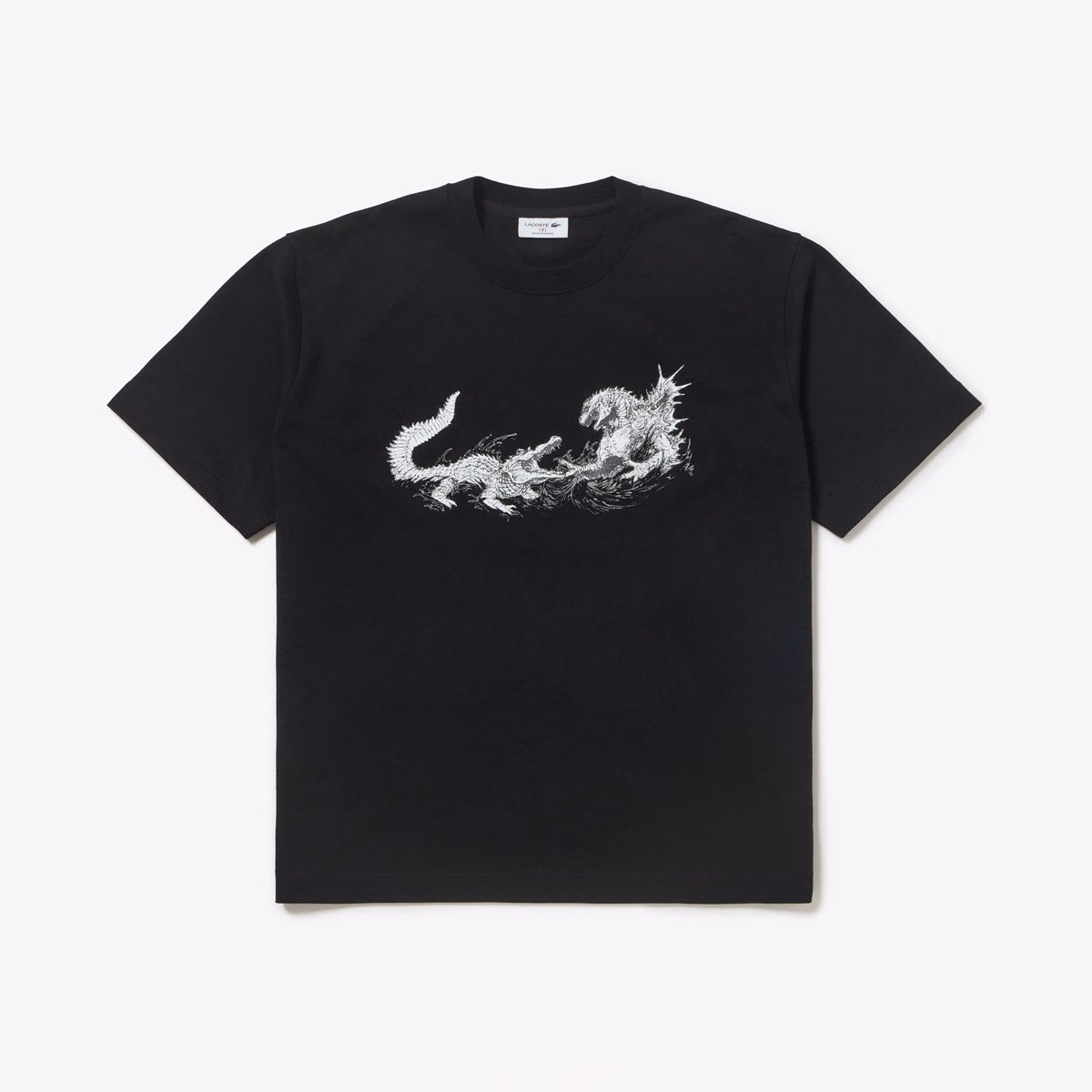 ゴジラとワニを描く黒いLACOSTE Tシャツ