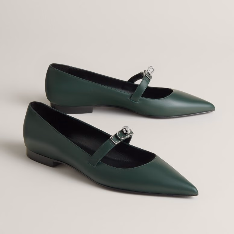 Hermèsの緑のストラップとバックル靴