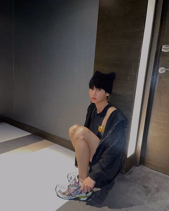 สัดส่วนชุดเข้มกับสนีกเกอร์ขณะนั่ง