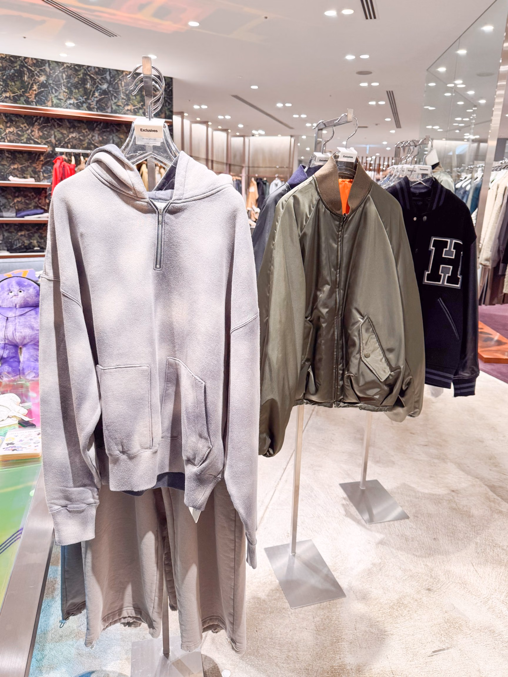 周年展示の灰色ジャケットとパンツ