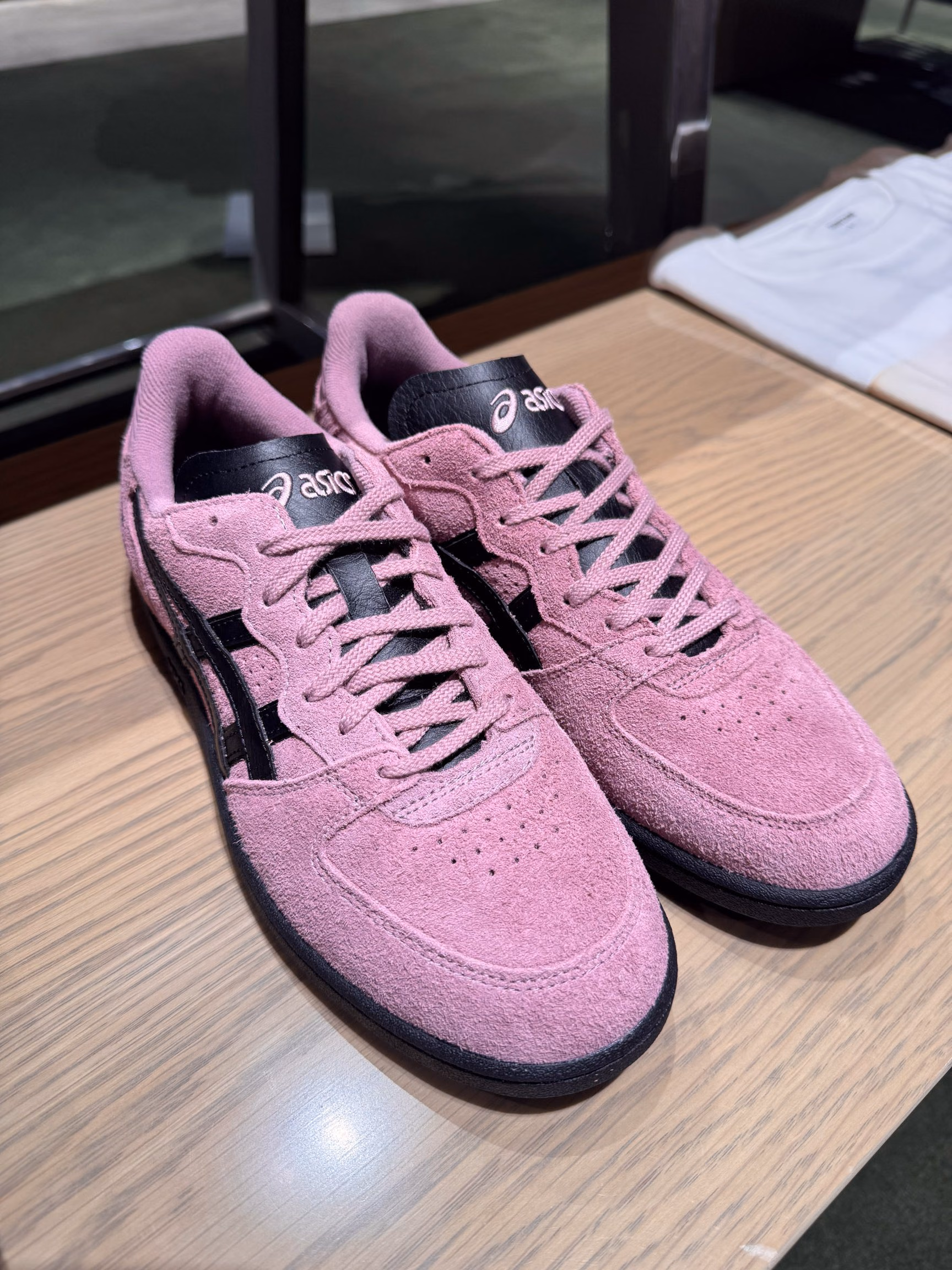 紫のASICS周年スニーカーの甲と側面の線