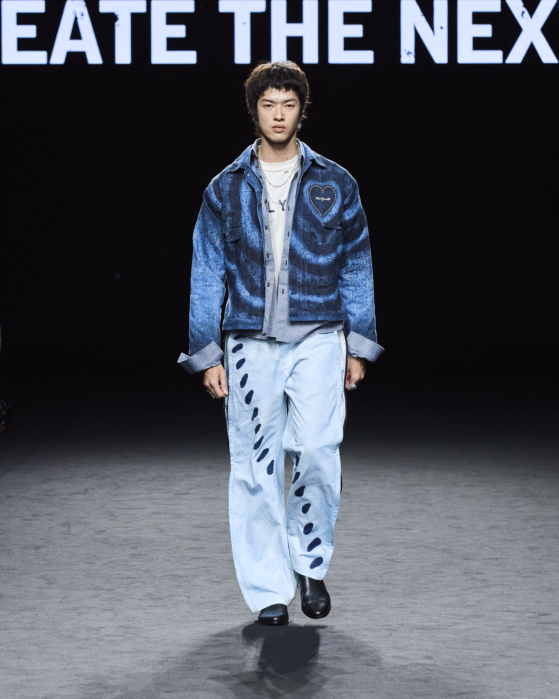 블루 농담과 와이드 팬츠·가슴 하트 장식의 FEEL YOUTH