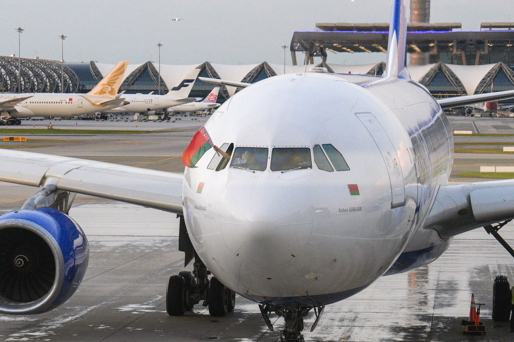 조종석 창 옆 벨라루스 국기가 보이는 Belavia 기수