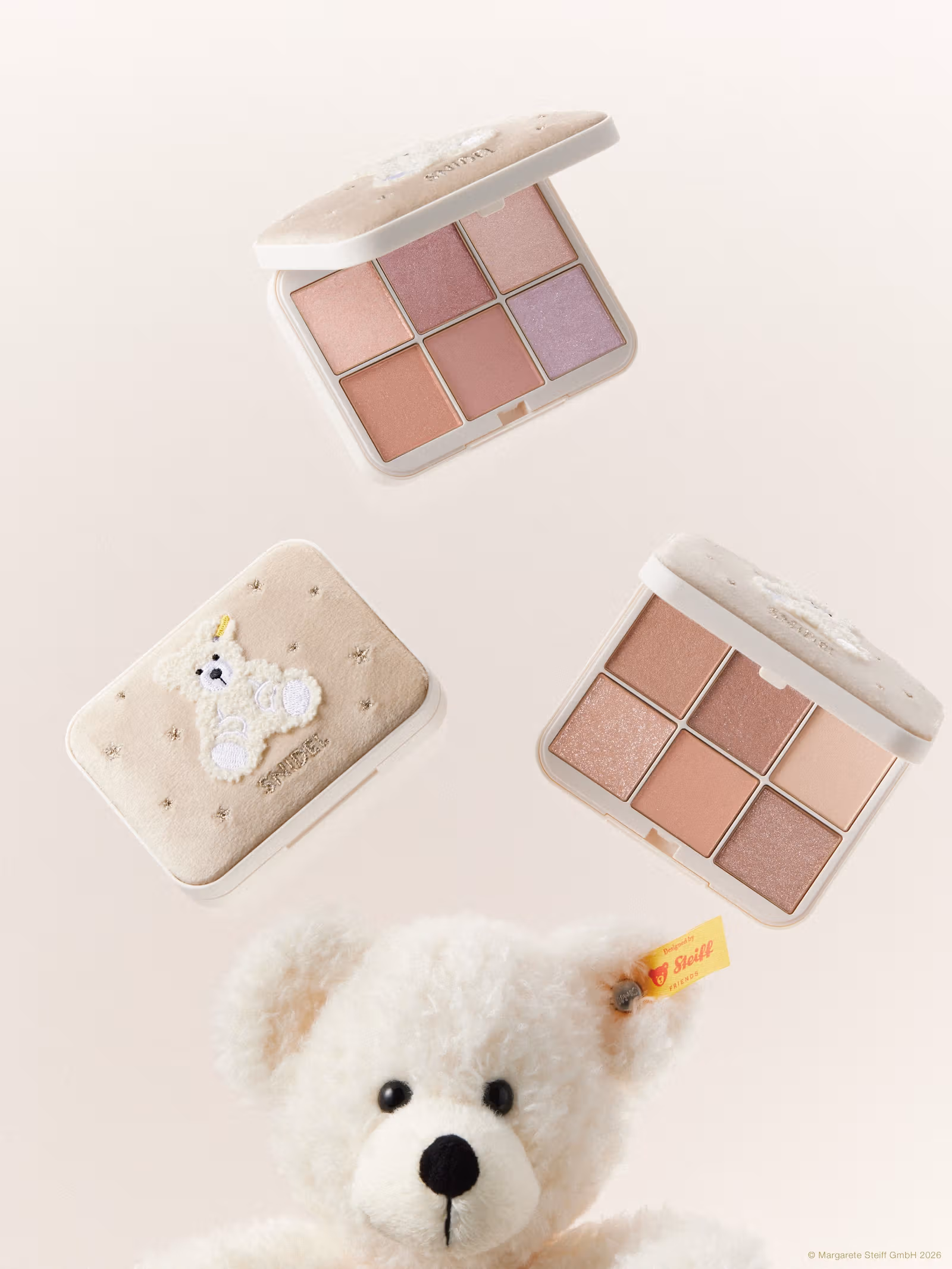 テディベアと並べたSNIDEL BEAUTY Steiff限定アイパレット2種