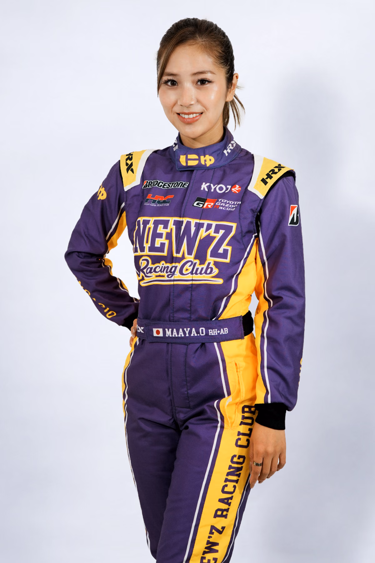 ภาพ Maaya Orido ในชุดแข่ง NEW’Z Racing Club สีม่วงเหลือง