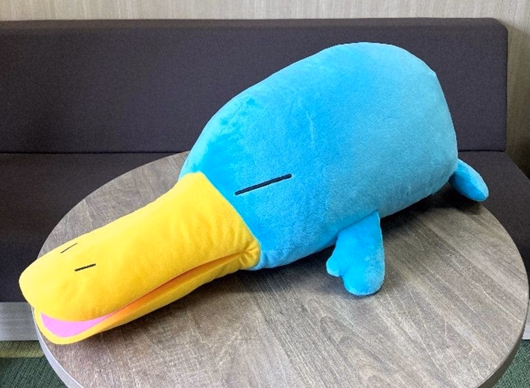 ตุ๊กตา Ico-chan สีน้ำเงินตัวใหญ่นอนบนโซฟา
