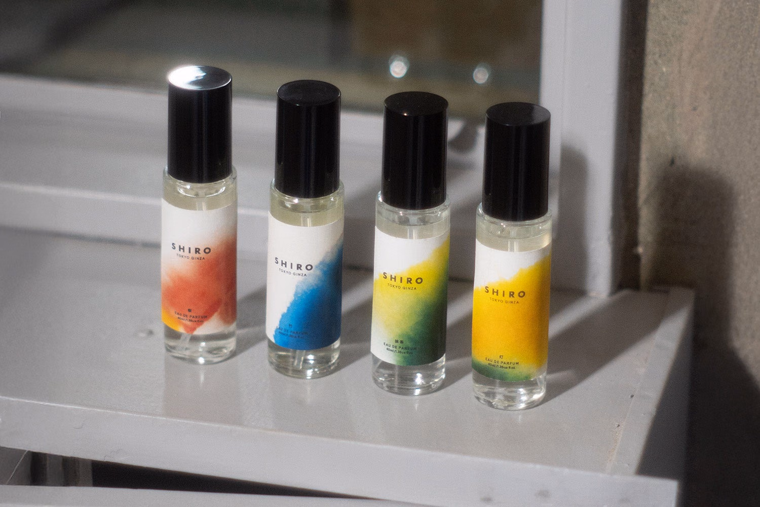 SHIKI FRAGRANCE สี่ขวดวางเรียงพร้อมฉลากสีต่างกัน