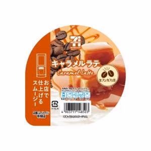 焦糖拿铁冰沙杯盖标签，印有商品名称、条码与杯中搅打操作图标