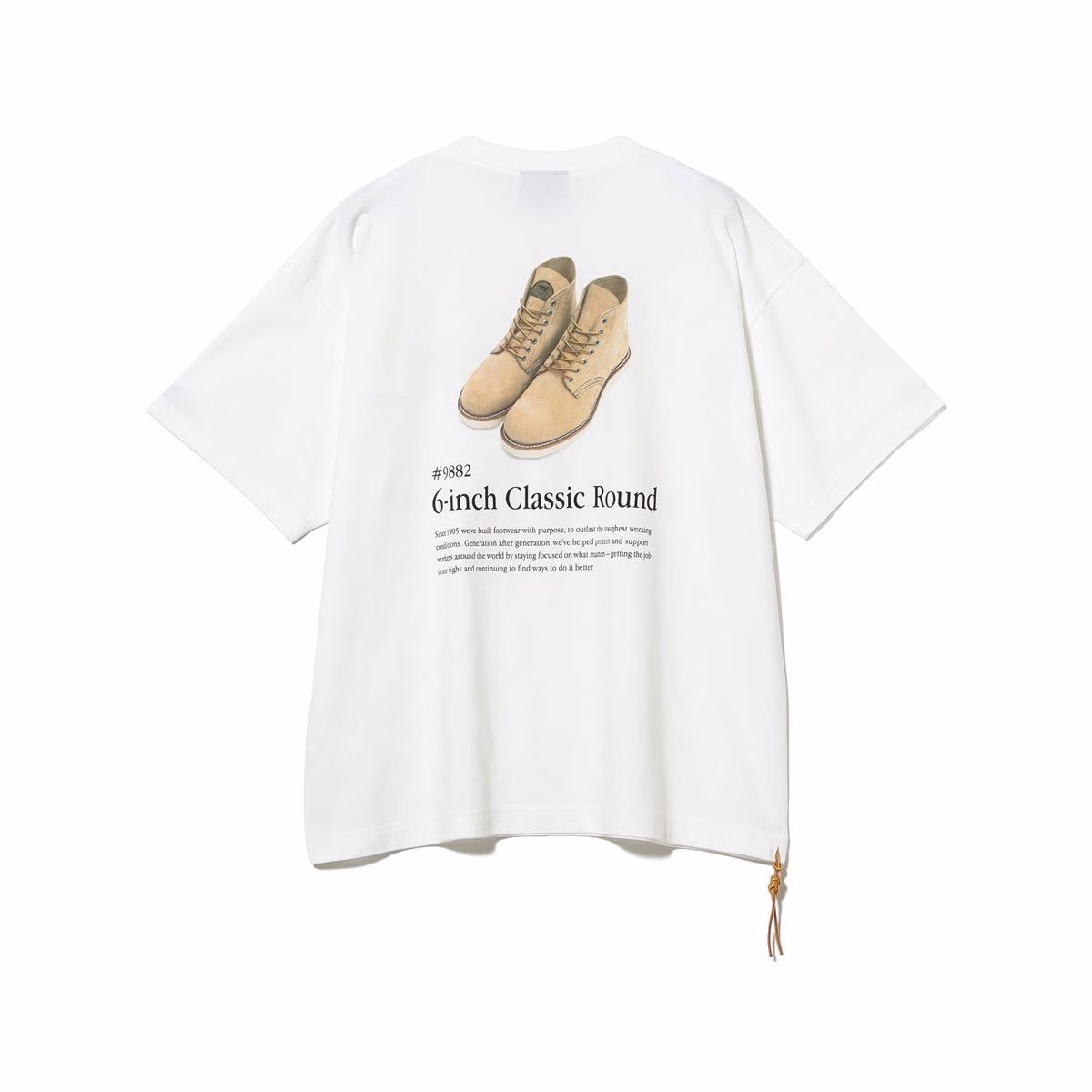 เสื้อยืดขาวลาย SHOES และเชือกถักคล้ายเชือกรองเท้าที่ชายเสื้อ