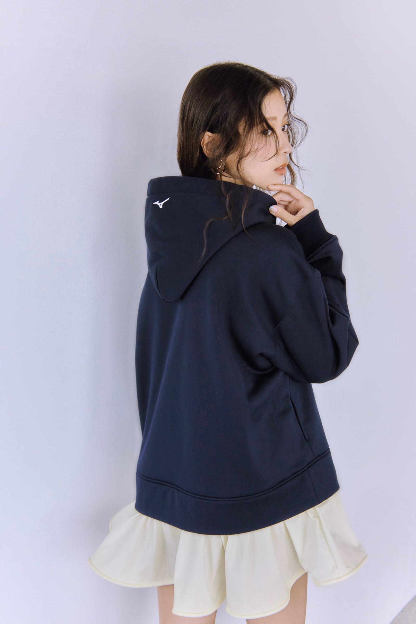ด้านหลังเสื้อฮู้ดกรมท่ามีตรา Mizuno คู่กับชายกระโปรงอ่อน