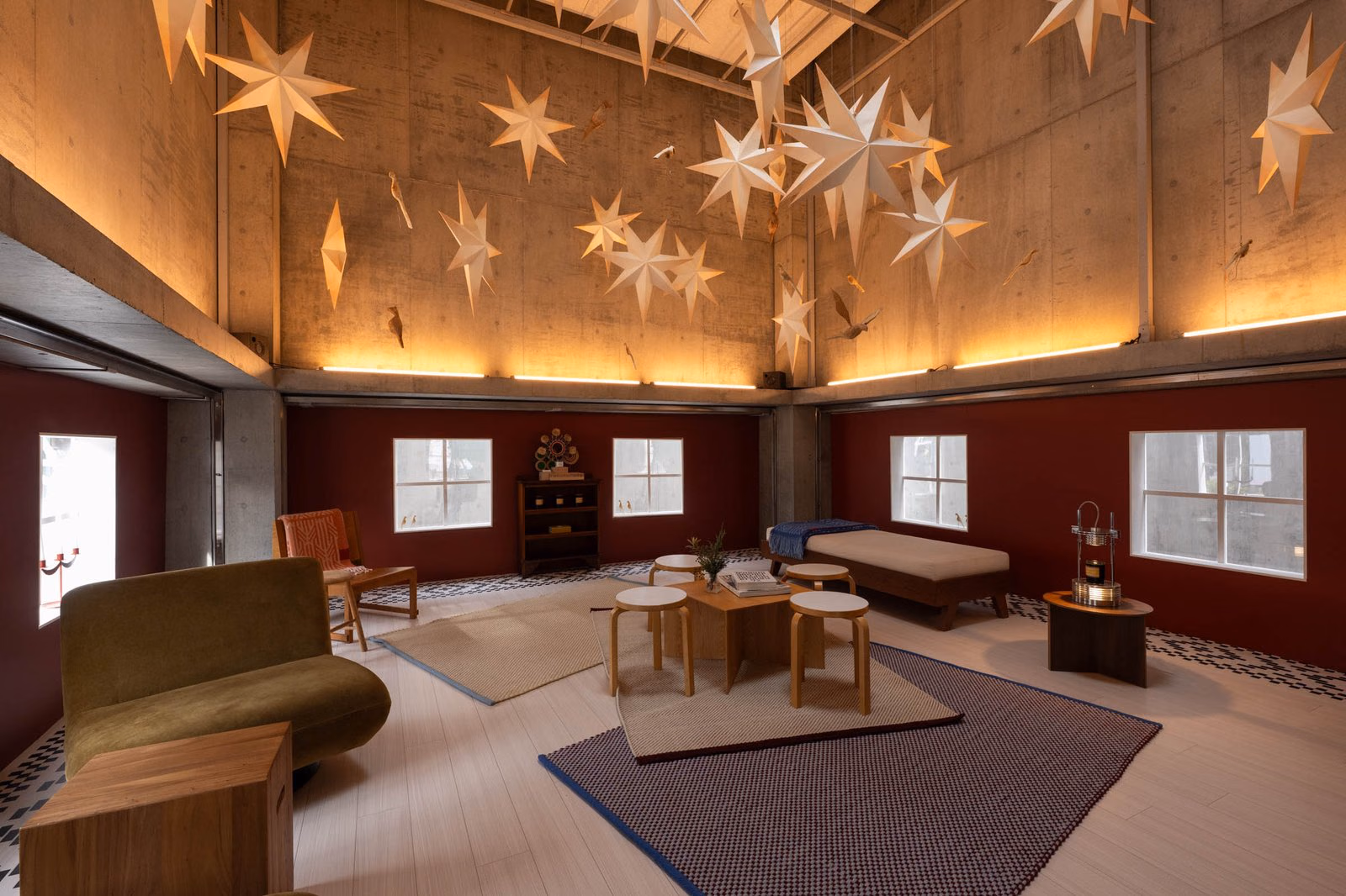 ดาวแขวน เฟอร์นิเจอร์ไม้และผนังแดงภายในงาน BYREDO ฮาราจูกุ