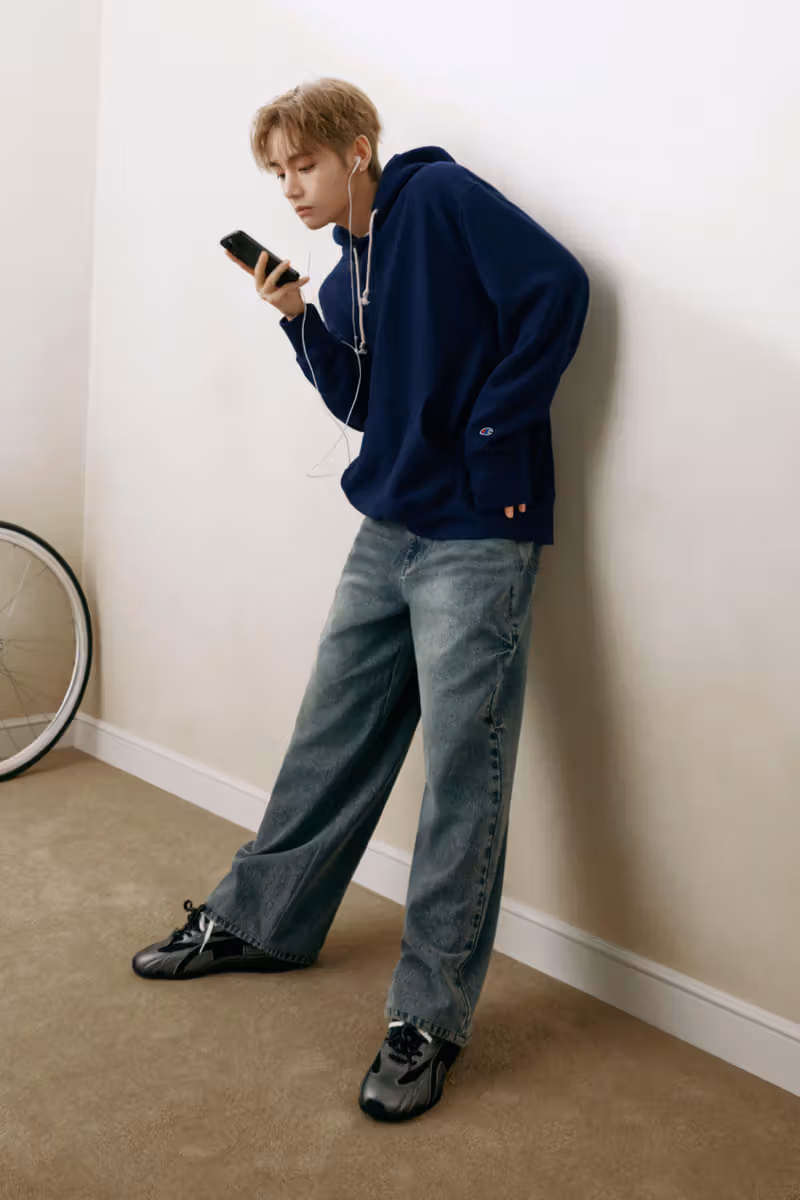 BTS V站上Champion FW26陣容最前排，這次「冠軍」不靠獎牌定義