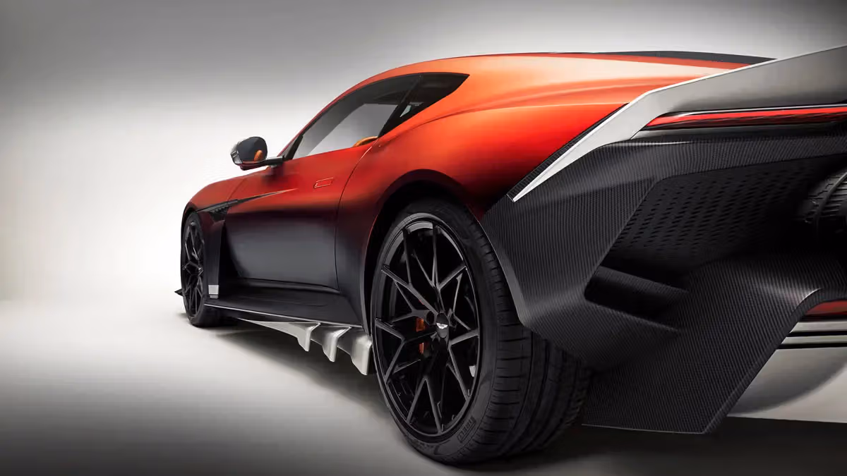 Aston Martin Valen 首度亮相：把 Vanquish 逼成反派的838匹V12