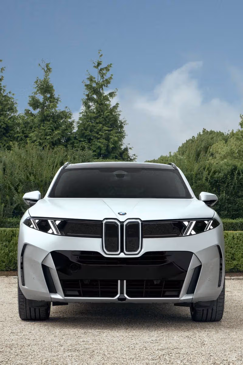 Kith x BMW 第四章壓軸：一台塞進V10手排的2000年X5，一台預告2027年新世代設計