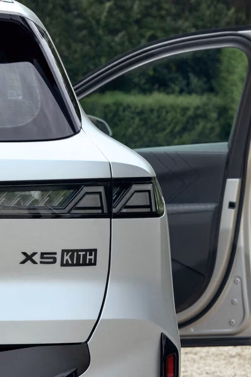 Kith x BMW 第四章壓軸：一台塞進V10手排的2000年X5，一台預告2027年新世代設計