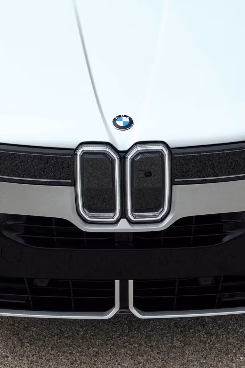 Kith x BMW 第四章壓軸：一台塞進V10手排的2000年X5，一台預告2027年新世代設計