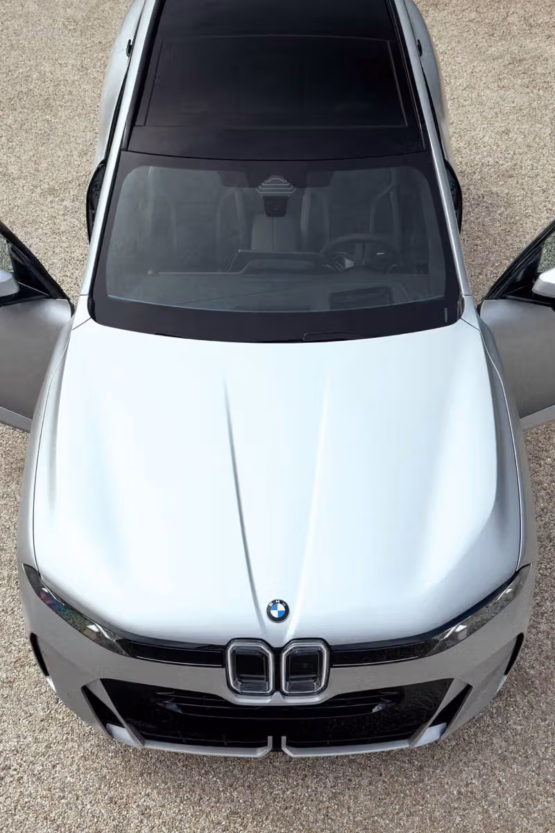 Kith x BMW 第四章壓軸：一台塞進V10手排的2000年X5，一台預告2027年新世代設計