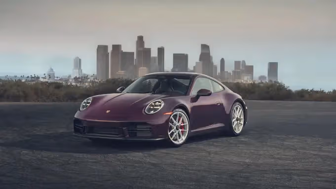 保時捷讓911 Carrera S重新學會用手換檔，一張後車窗貼紙說明了一切