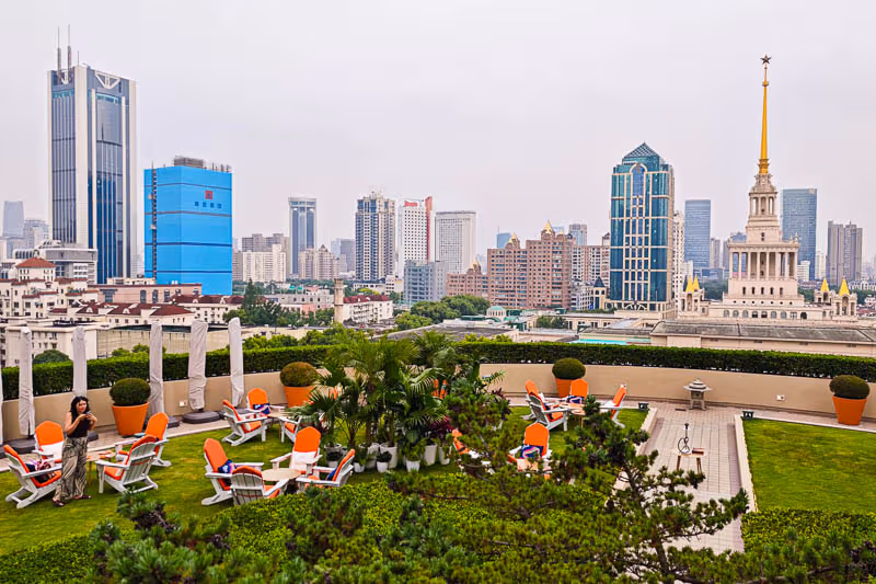 เซี่ยงไฮ้ พอร์ตแมน ริทซ์-คาร์ลตัน เปิดลานดาดฟ้า Terrace 8 กลับมาอีกครั้ง พร้อมเพิ่มมินิกอล์ฟบนสนามหญ้า